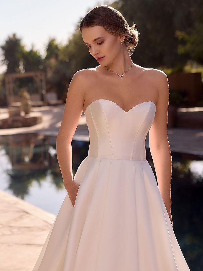 Eenvoudige strapless bruidsjurk